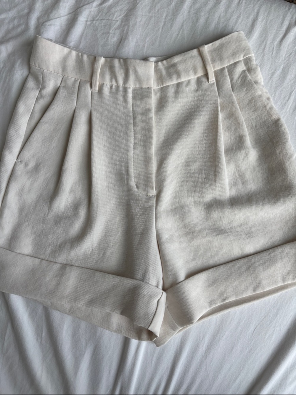 Aritzia Effortless 5” inseam Cream Tailored Women's Shorts